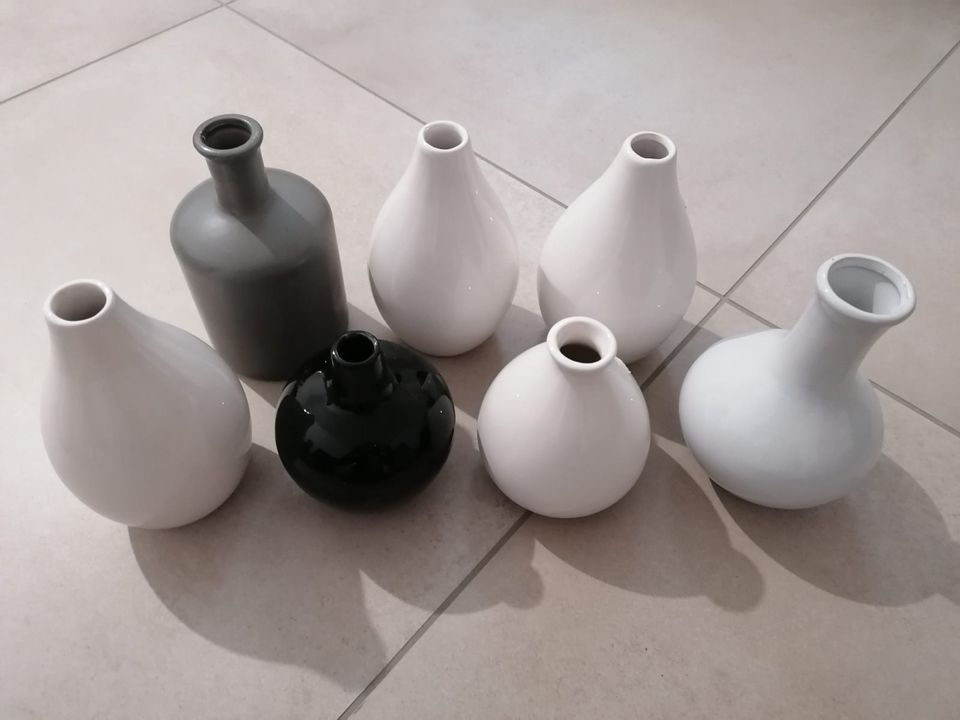 Verschiedene Vasen schwarz weiß grau in Neufahrn