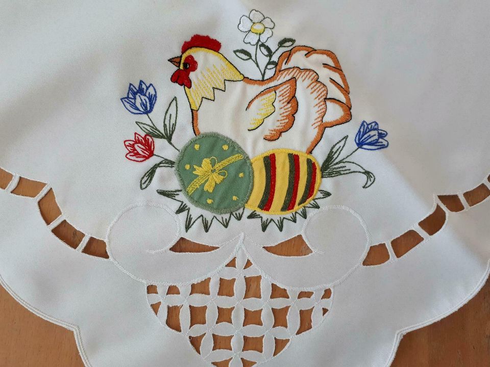 OSTERN Motiv Tischdecke Mitteldecke Huhn Ei Stickerei 83 x 84 in Heiningen