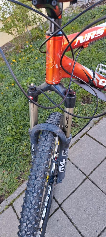 Biete ein Mountainbike Giant NRS Fully 26 Zoll in Fürth
