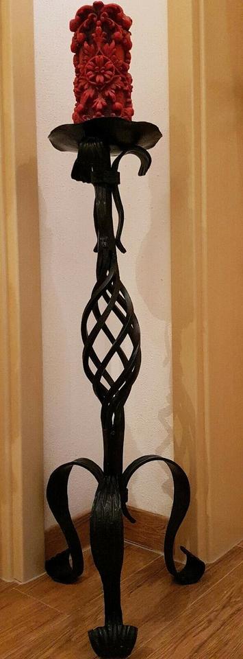 Massiver Kerzenständer mit dekorativer Kerze Schmiedeeisen in Obertaufkirchen