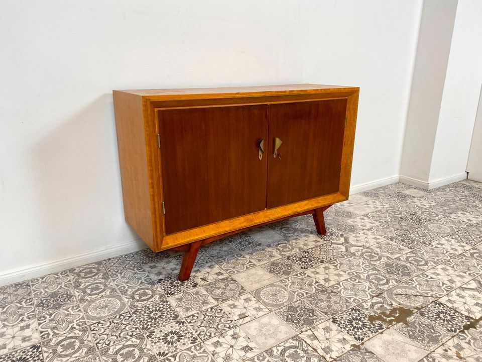 WMK Formschöne & geräumige Mid-Century Kommode in gutem Zustand mit stilvollen konischen Füßen & Messinggriffen # Schrank Sideboard Fernsehkommode Wäschekommode TV-Board Rockabilly Vintage 50er 60er in Berlin