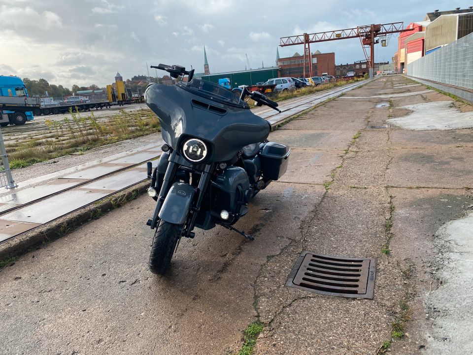 Harley-Davidson Street Glide 117 CVO  FLHXSE Gunship in Lübeck