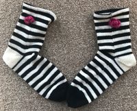 Socken, schwarz-weiß mit rosa Blume, Handarbeit, 37 38 39 40 41 Niedersachsen - Seelze Vorschau