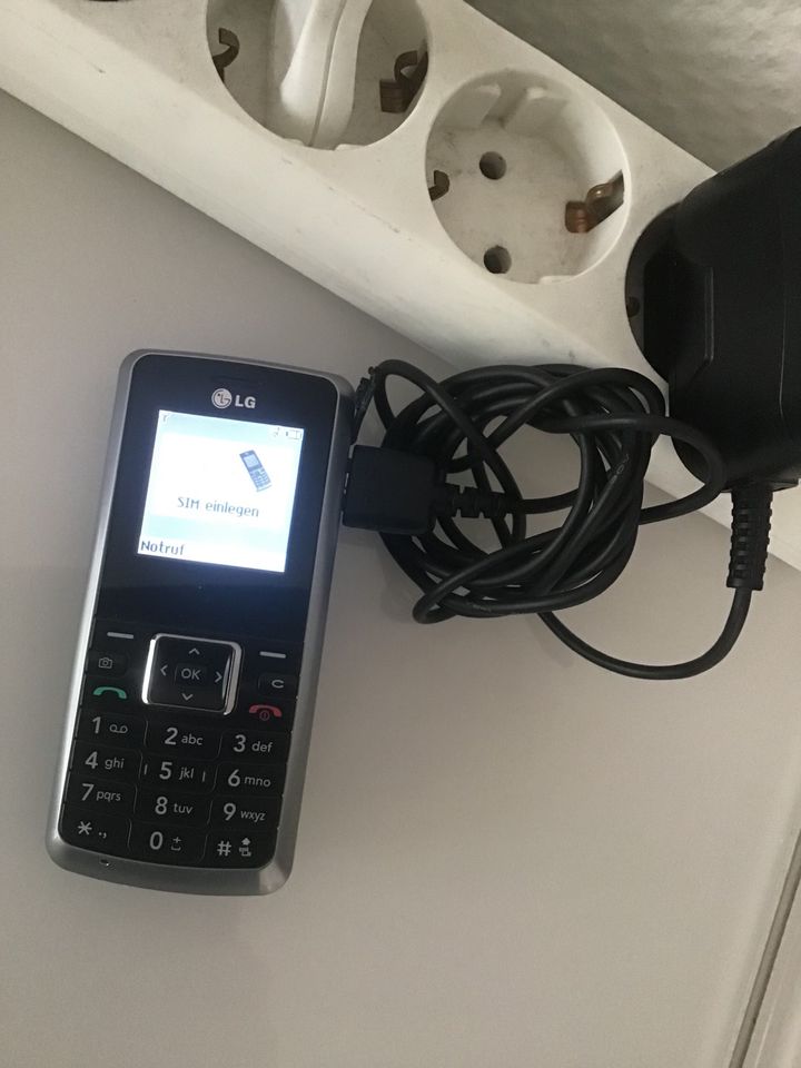 Eine Nostalgie LG Handy zu verkaufen  Funktioniert einwandfrei in Lübeck