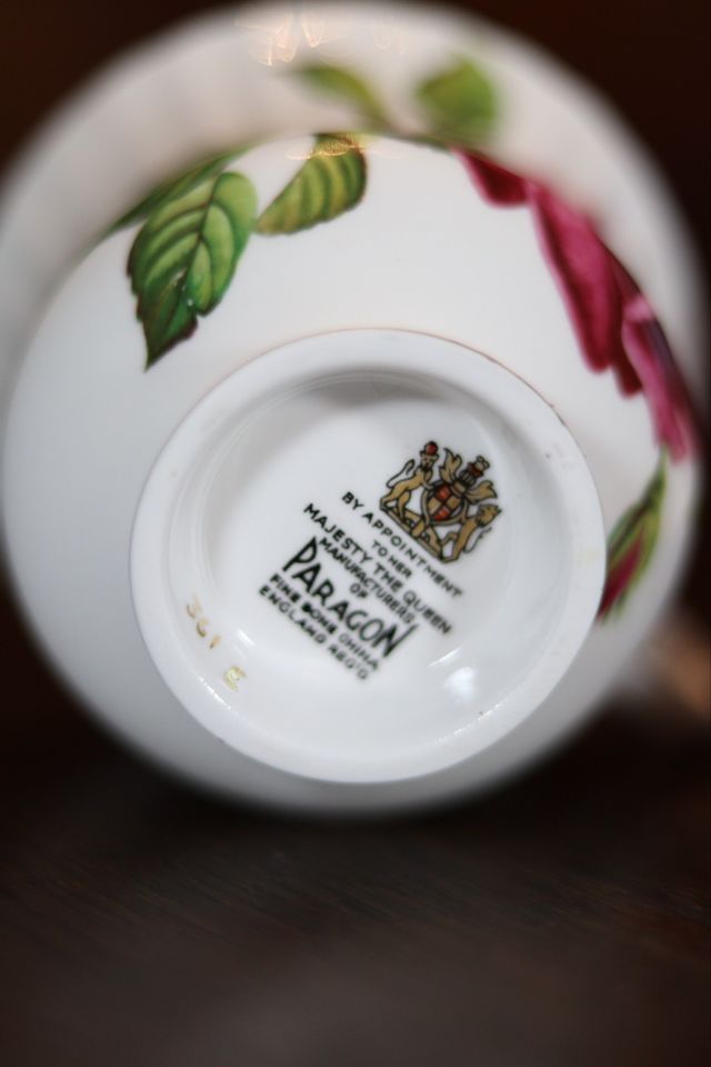 Paragon Teeset (Tasse und Untertasse) mit Rosenmotiv in Gierschnach