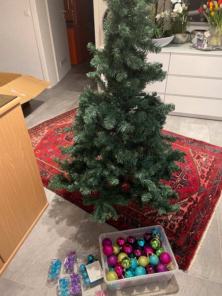 Künstlicher Weihnachtsbaum plus Kugeln in Osnabrück