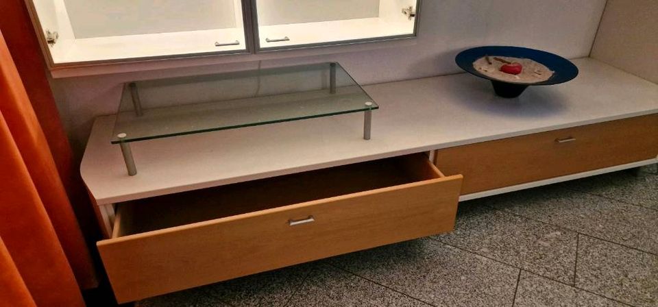 Wohnzimmer Schrank MDF weiß Lack matt Glasvitrine beleuchtet in Ratingen