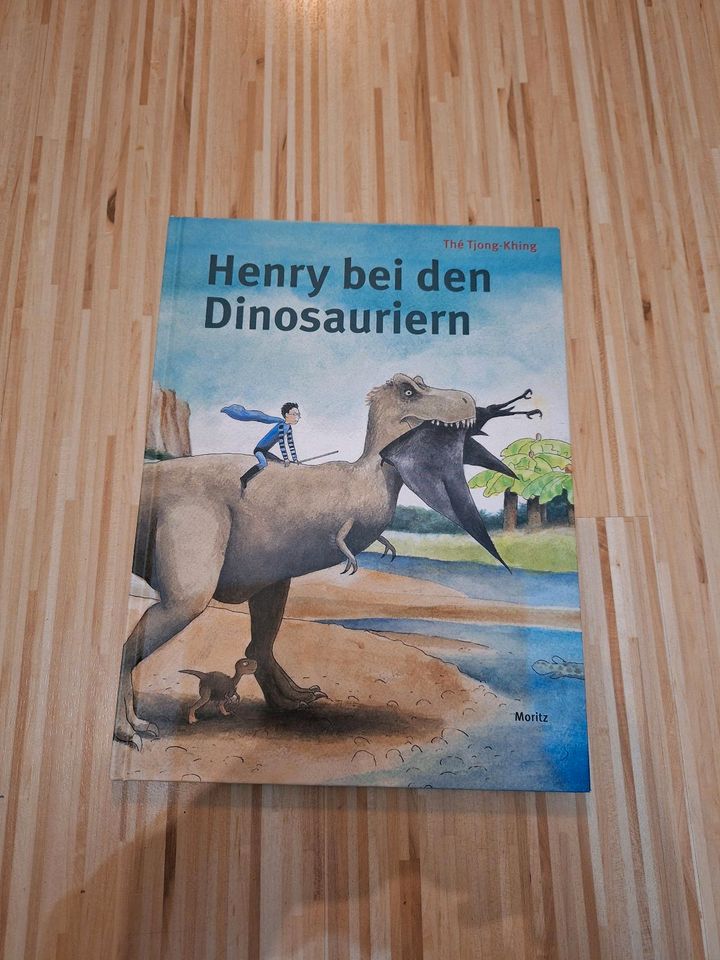 Thé Tjong-Khing Henry bei den Dinosauriern in Mainz