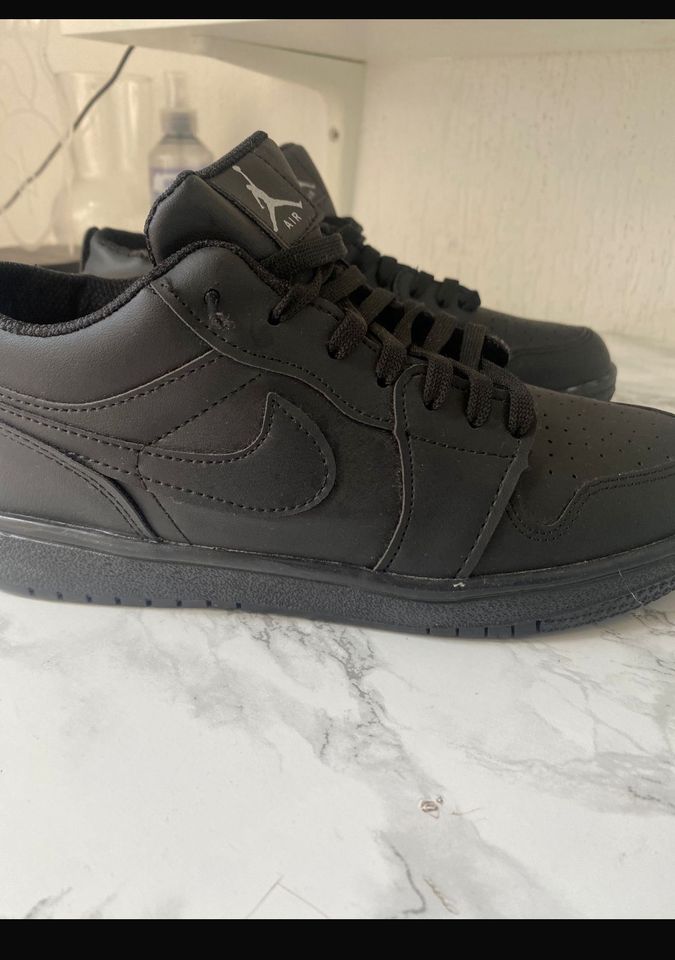 Jordan 1 low black in Aachen