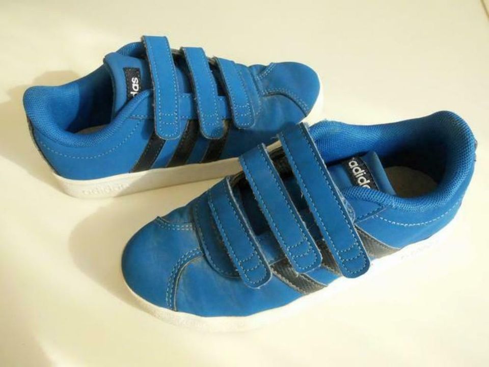 Adidas Kinderschuhe Größe 32 in Merchweiler