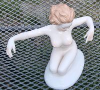 Verkaufe von Neundorf Porzellan Figur  Junge Frau am sitzen  Ca 1 Nordrhein-Westfalen - Ahlen Vorschau