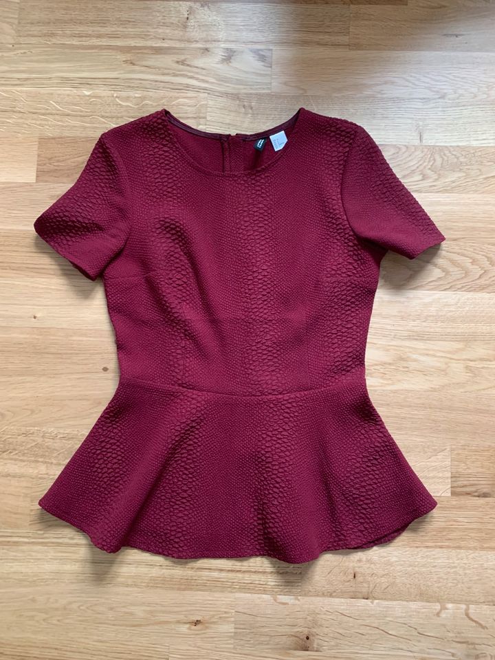 Süßes Rüschen Top von H&M Bordeaux rot WIE NEU in Freiburg im Breisgau