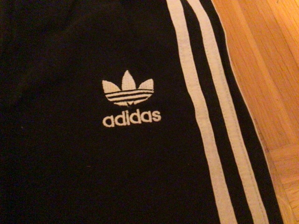 Adidas schwarze Trainingshose Gr 116 in Rottweil