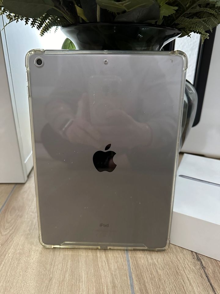 iPad Wi-Fi Cellular 32GB Space Grey in Stuttgart