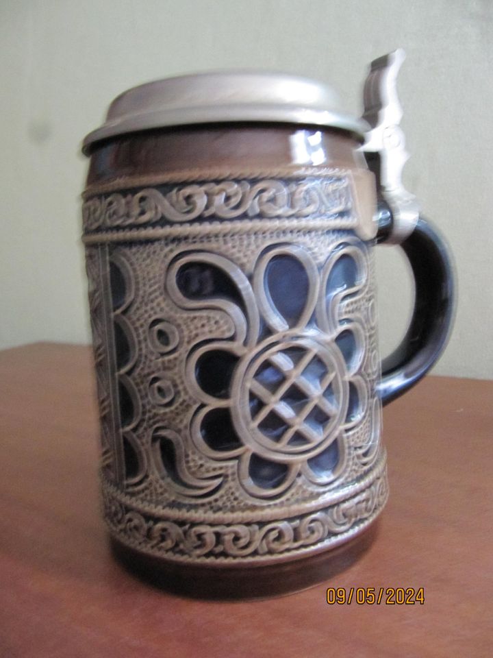 Bierkrug  (grau/braun/blau) mit Zinndeckel in Trostberg