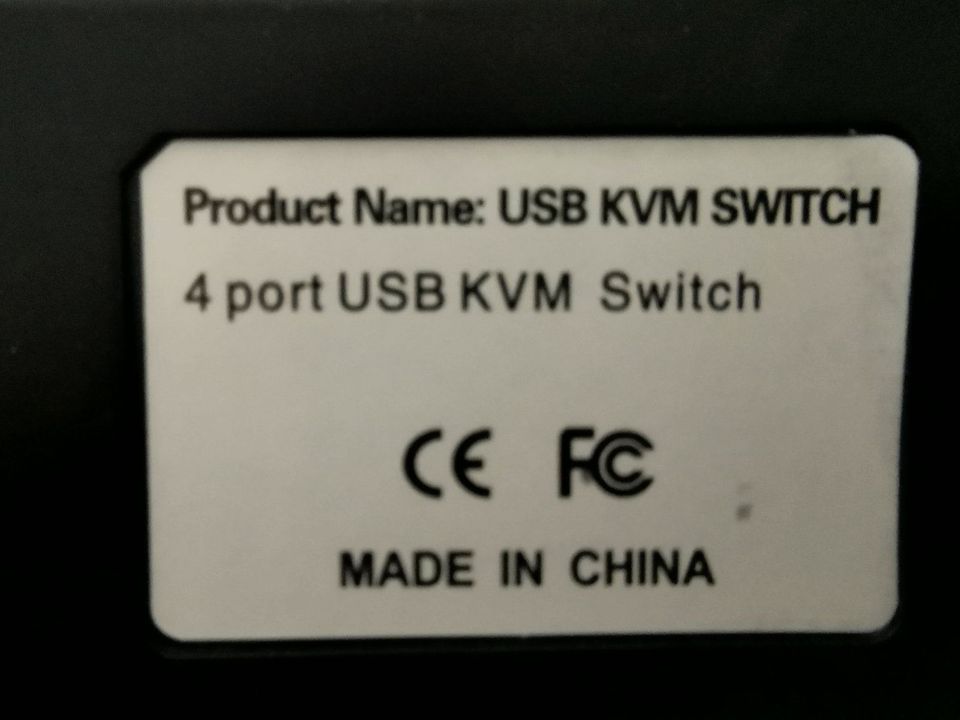 4-fach KVM-Switch mit 4x Kabelsatz in Berlin