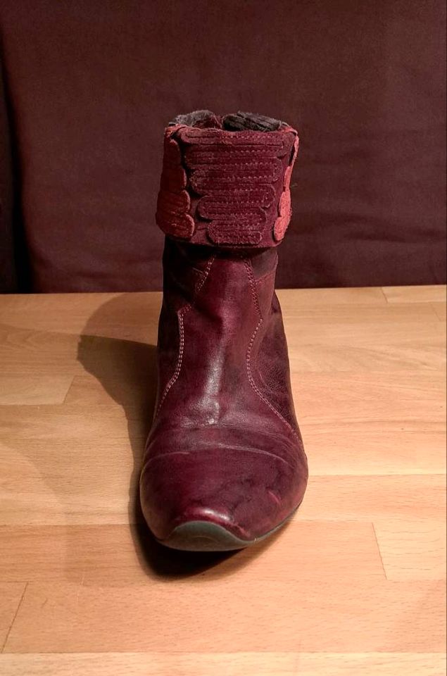 2 Paar Stiefel in schwarz oder bordeaux Gr. 38,5 und 39 in Bremen