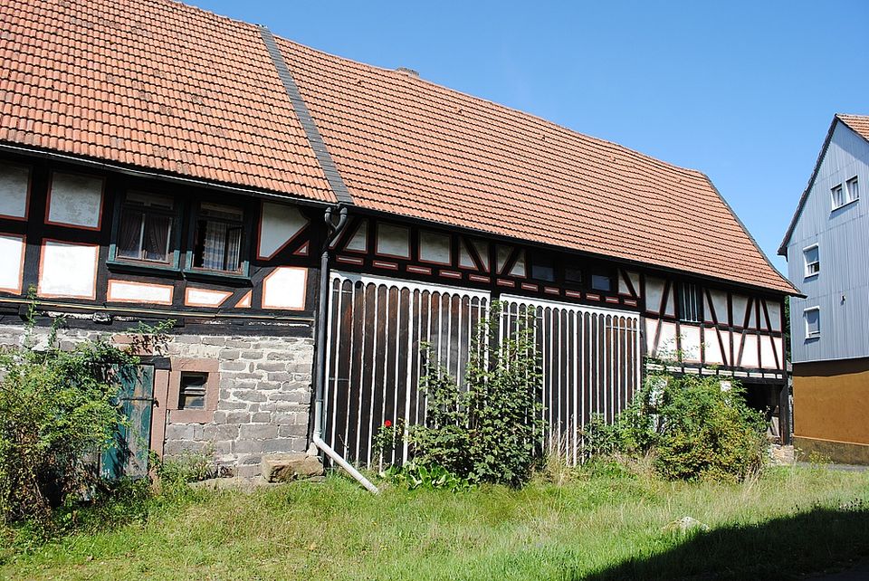 Ein Fachwerkhaus wie aus einer anderen Zeit, mit Garten und zwei