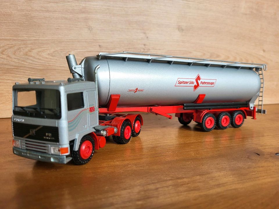 Conrad Modell Volvo F12 Spitzer Silo Kippsattelzug, Maßstab 1:50 in Remscheid