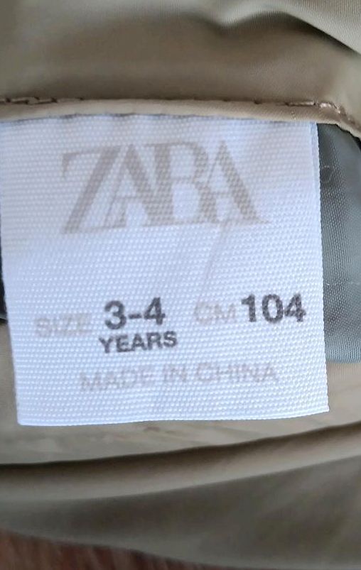 Jacke von Zara Größe 104 in Schonterhöhe