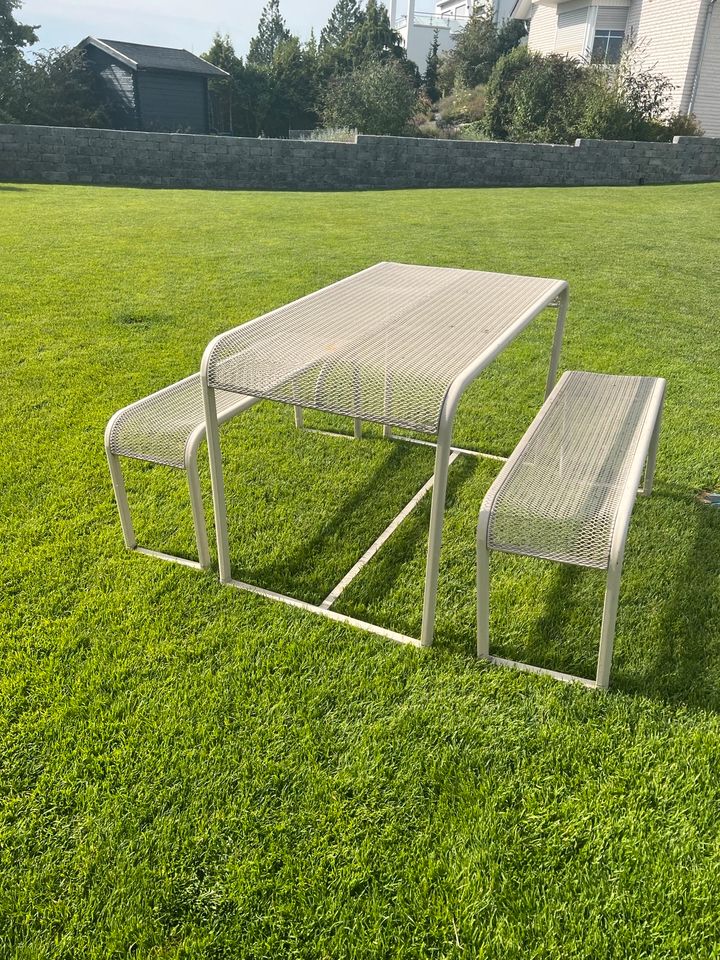 Metall 2 Sitzbänke mit Tisch  hellgrau Gartenmöbel in Niestetal