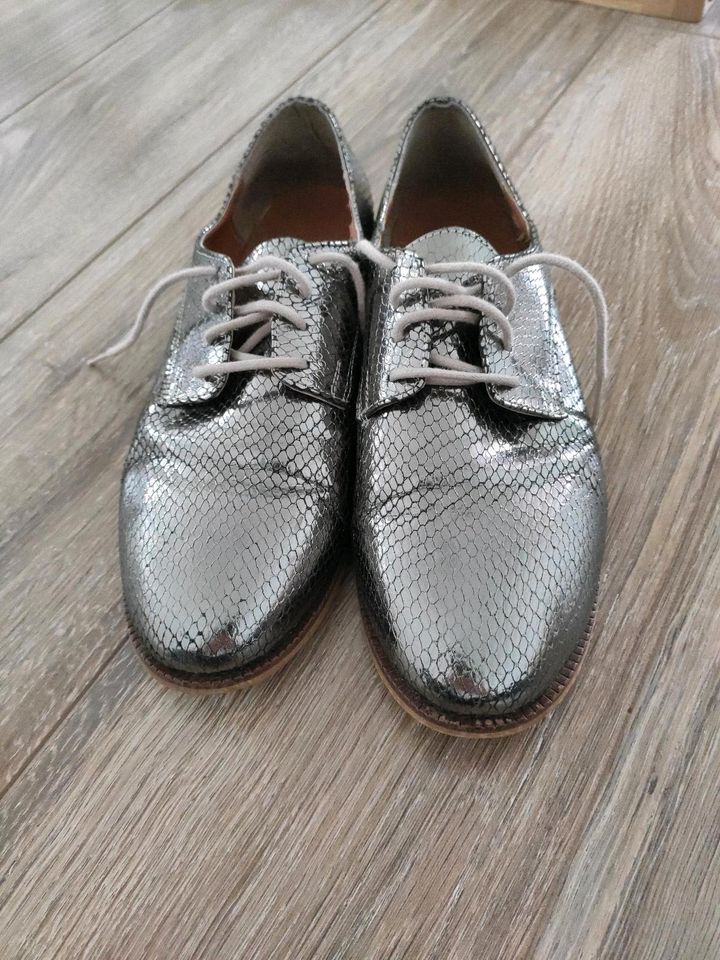Silberne Schuhe Größe 39 in Oberriexingen