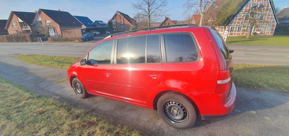 VW Touran 1.6 FSI  Teil/Automatik, rot/NEU Inspektion in Hamburg