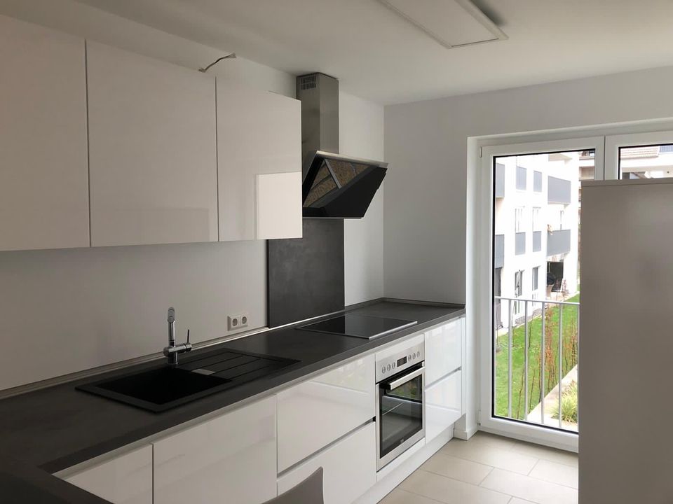 Küchenzeile mit Oberschränken und separater Kühlschrankkombi in Stuttgart