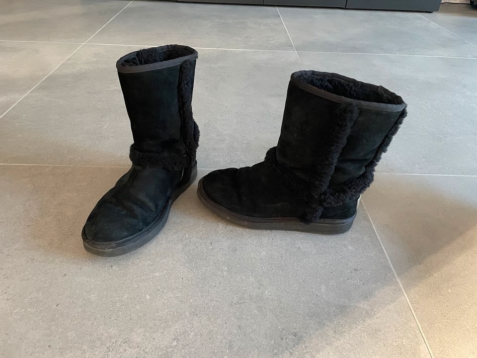 Ugg Boots Winterschuhe warm schwarz Gr. 39 in Würselen