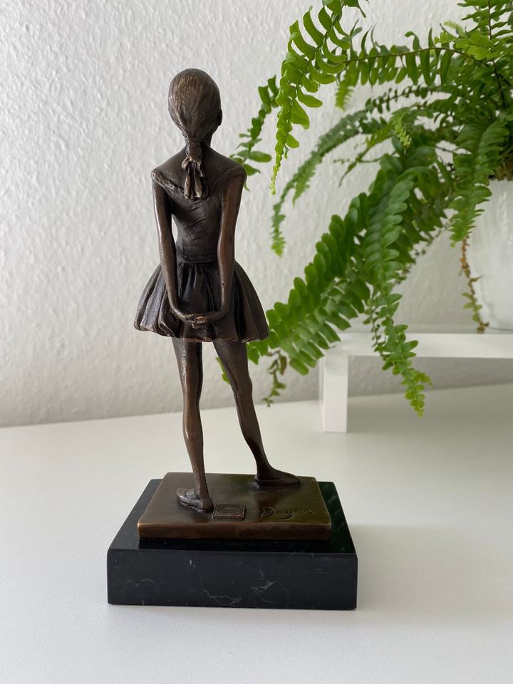 Bronzefigur Ballerina Mädchen Tänzerin Signatur Degas in Centrum