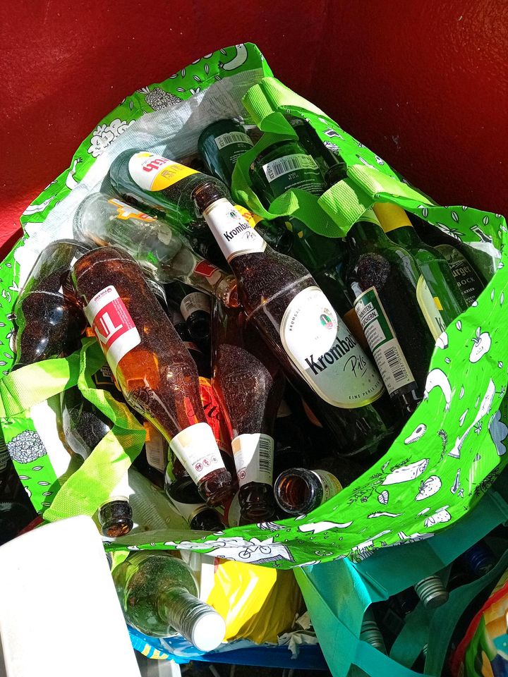 Nach party Keller Entrümpelung 4 Taschen mit 8ct Flaschen in Duisburg