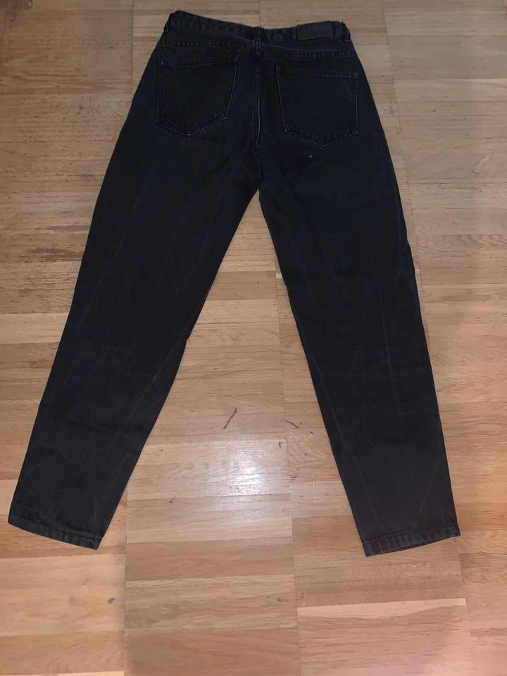 Pull&Bear Moms Jeans Denim mit zwei Löchern Schwarz Gr.36 in Frankfurt am Main