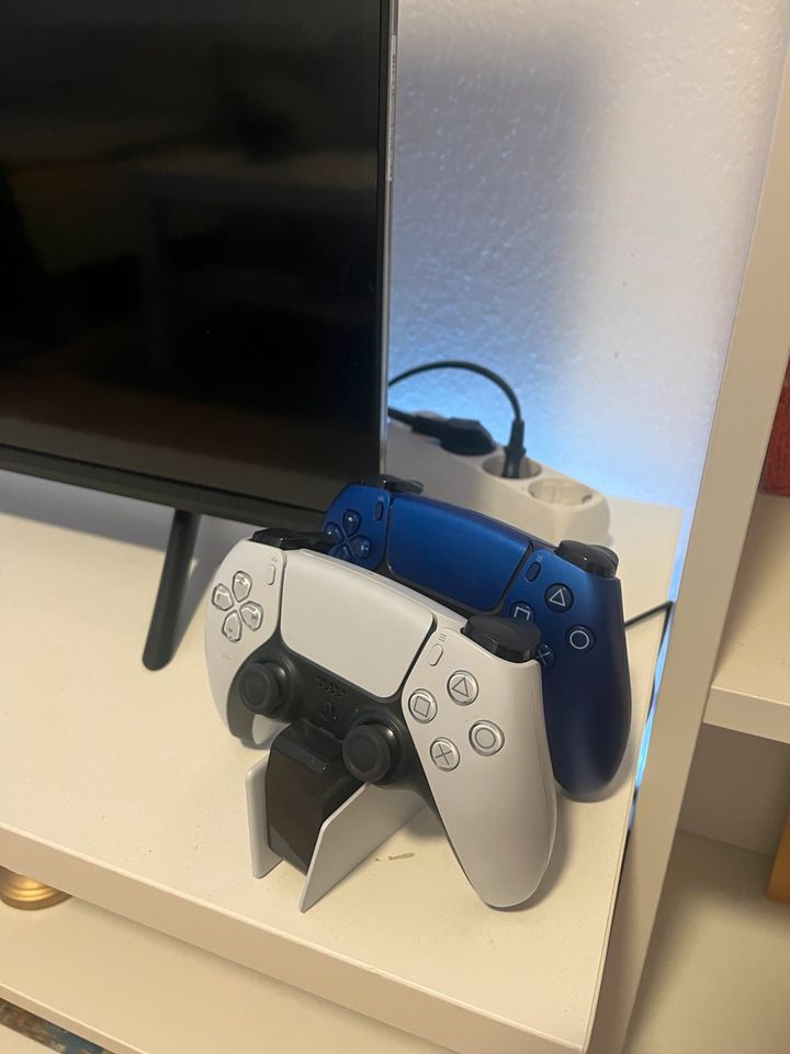 PS5 DIGITIAL EDITION WITH 2 CONTROLLERS AND CHARGE STATION in Schweinfurt
