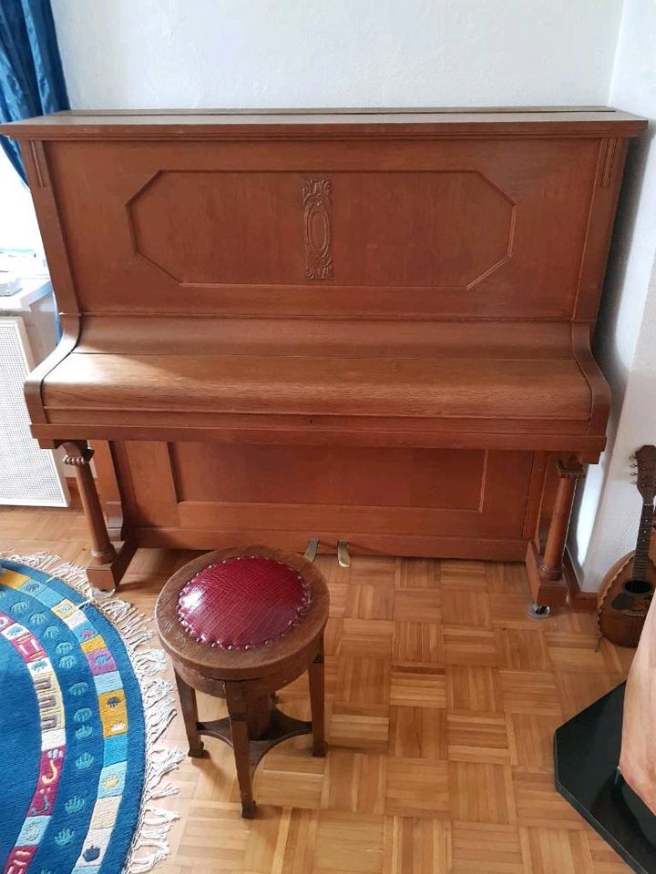 Klavier mit Stuhl in Hüfingen