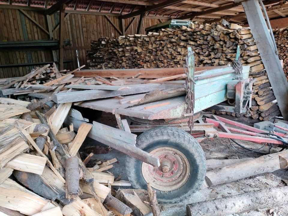 Alter bayrischer Traktor Anhänger in Altdorf