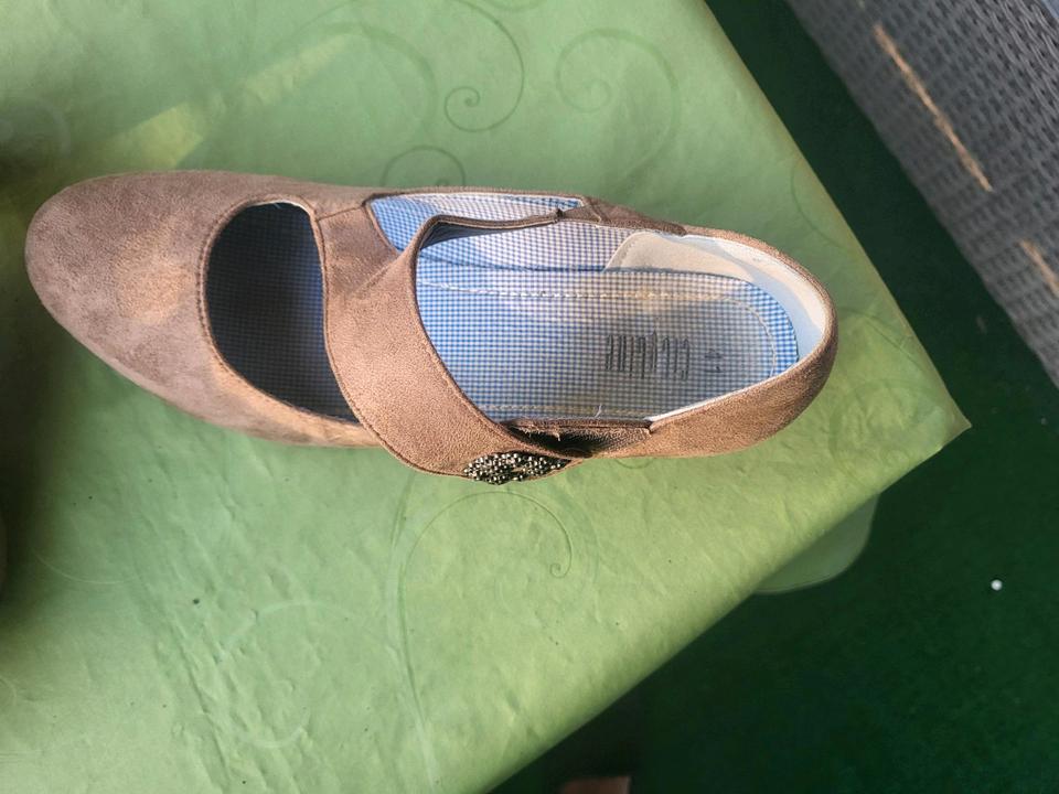 Sommer-trachtenschuhe m schöner Schnalle, wenig getragen in Gehrden