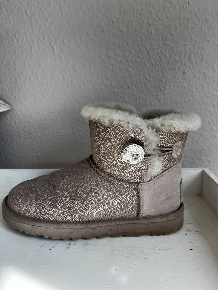 Wunderschöne UGG Boots mit Strass Gr.38 in Dreieich