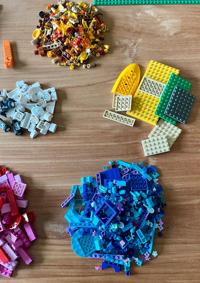 LEGO Teile (über 2600 Stück) Friends, Elves, Classic +Grundplatte in Solingen