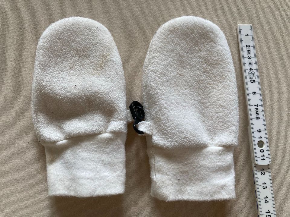 3 x Baby-und Kleinkind-Handschuhe und 7 kleine Tücher in Cloppenburg