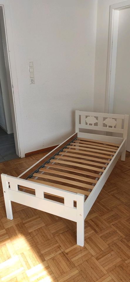 Kinderbett KRITTER von IKEA 70x160cm weiß, Echtholz in Laatzen