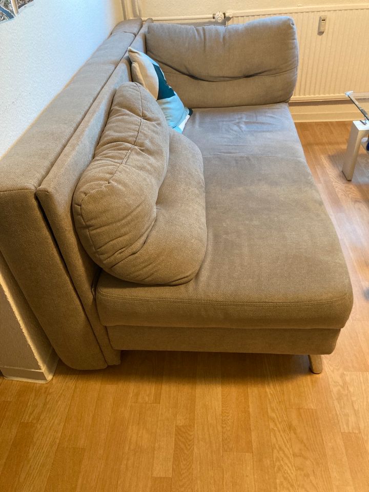 Sofa mit Schlaffunktion und Kissen in Rostock