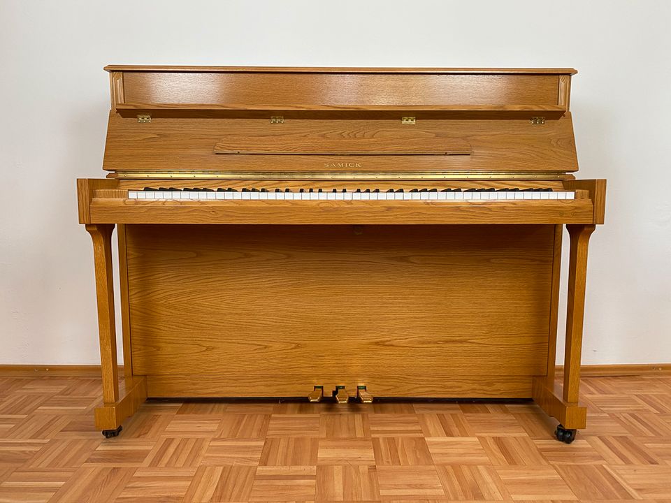 SAMICK Klavier Modell SU114 in Eiche satiniert in Wetzlar