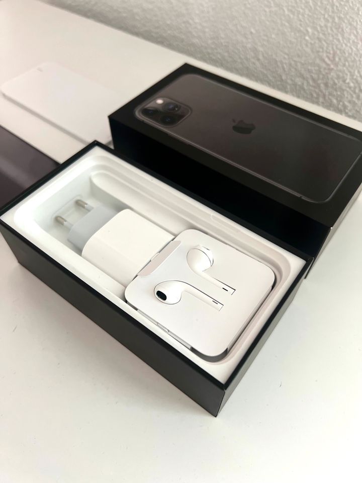 iPhone 11 Pro Space Grey 512GB mit Orginal zubehör in Pforzheim