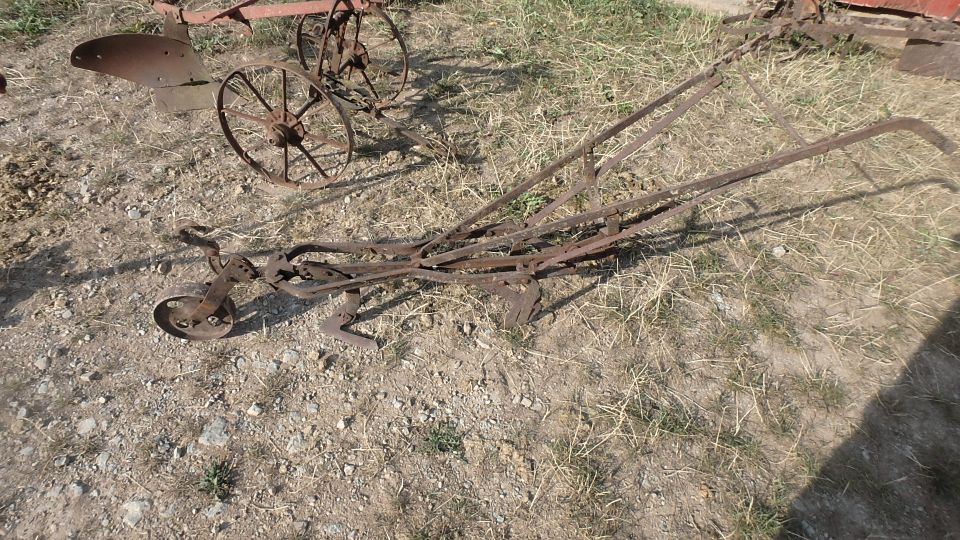 Mehrere Hacken / Hackpflüge, Kartoffelrodepflug; Gartendeko in Bebra