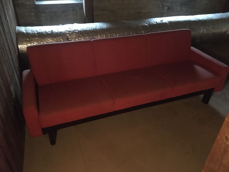 Rotes Sofa, Dreisitzer, schlichtes Design in Hamburg