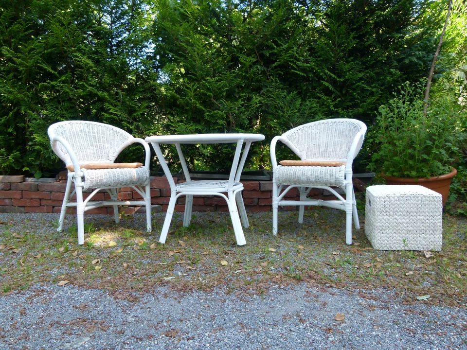 Rattan Korbgeflecht Gartenmöbel 2 Stühle Tisch Hocker Shabby Chic in