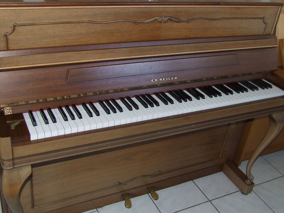 Seiler Klavier 110 Nußbaum, Chippendale, gebraucht in Daun