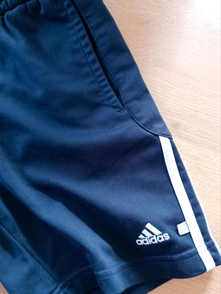 Kurze Sporthose Adidas dunkelblau Größe 140 in Mendig