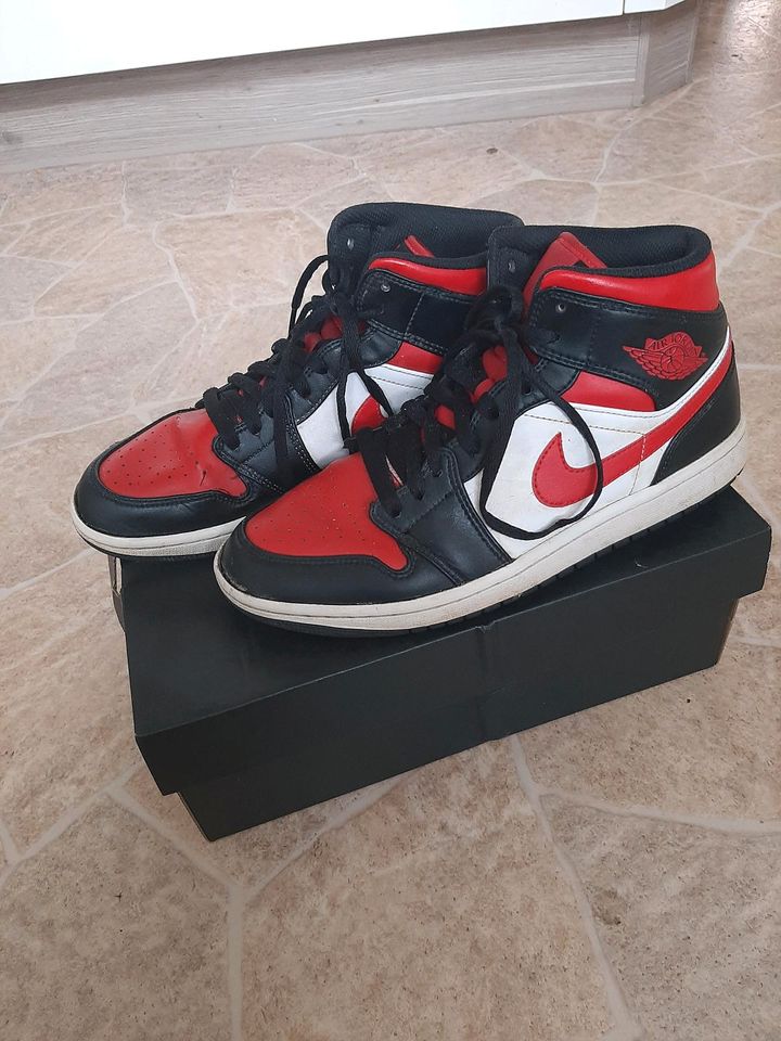 Nike Air Jordan 1 Mid Black/ White/ Fire Red Größe 42 in Lemgo
