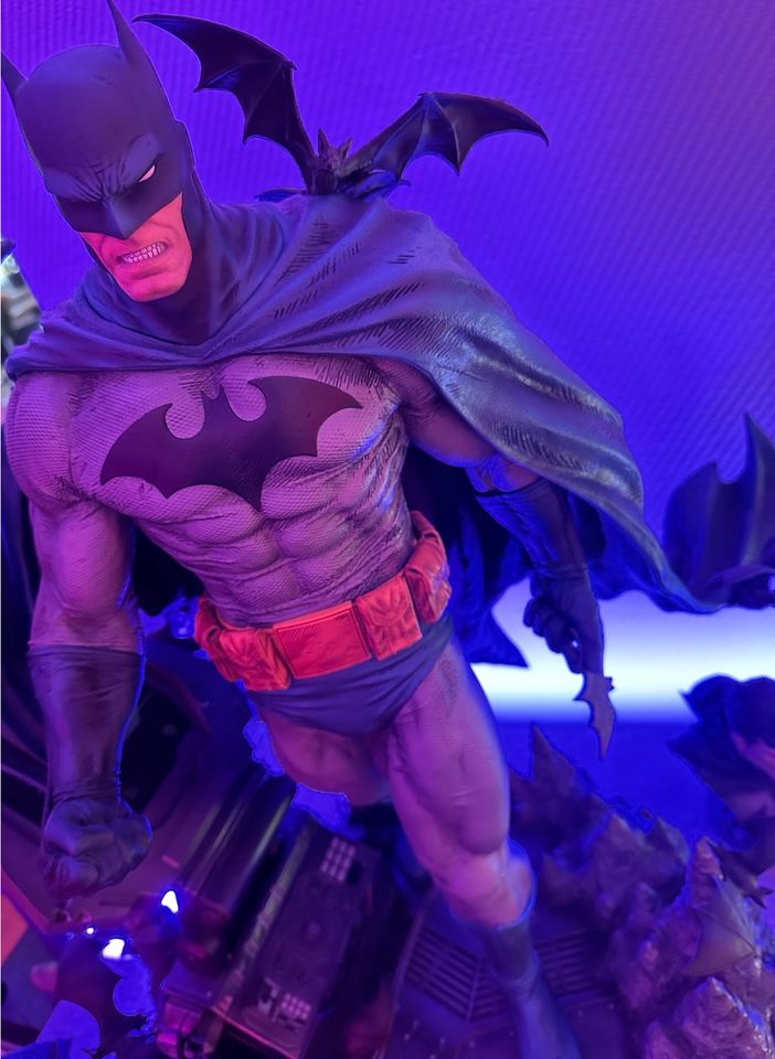 Prime 1 Studio Batman Hush Batcave Edition DX in Goch